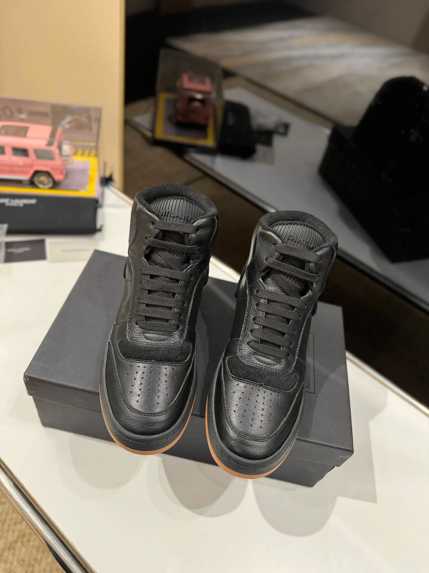 👟👟Ex-factory price 680👟👟 [High version for couples] YSL SAINT LAURENT Yves Saint Laurent SL61, the latest popular casual series in spring and summer...👍👍 Yves Saint Laurent SL61, original purchase, 1:1 replica, fresh blood injection and casual retro design, super good-looking and versatile, the upper is made of cowhide punching and splicing, the upper is super soft , lightweight and comfortable to match with sweatshirts, it is recommended to have one pair in each hand😁 ✅Fabric: Original customized cowhide ➕Punching process ➕Last process ✅Inner lining: Original towel lining ✅Feet: Original customized cowhide ✅Outsole: Original molded two-color bottom ✅Packaging: Original full set of packaging ✅Code number: 35-46 (Female 41.42. Male 38.45.46 Customized, non-returnable)